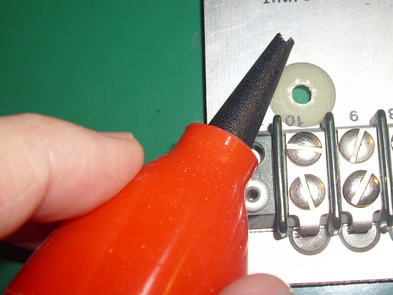 Notched solder sucker tip