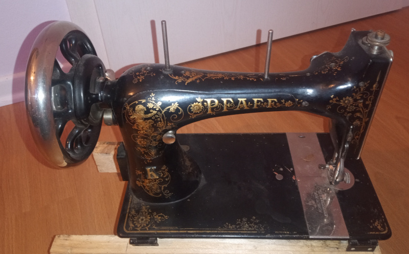 The Pfaff model K sewing machine - Installing the motor