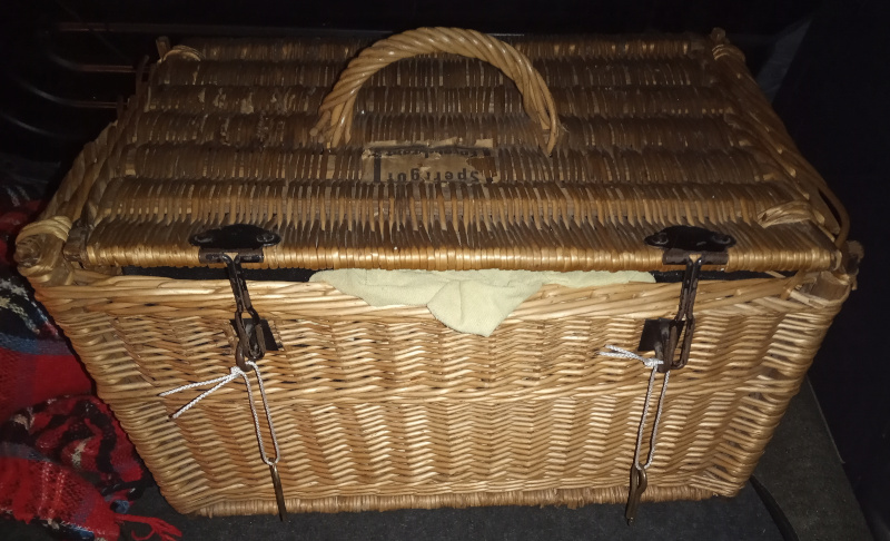 Basket with hatch keepers 1