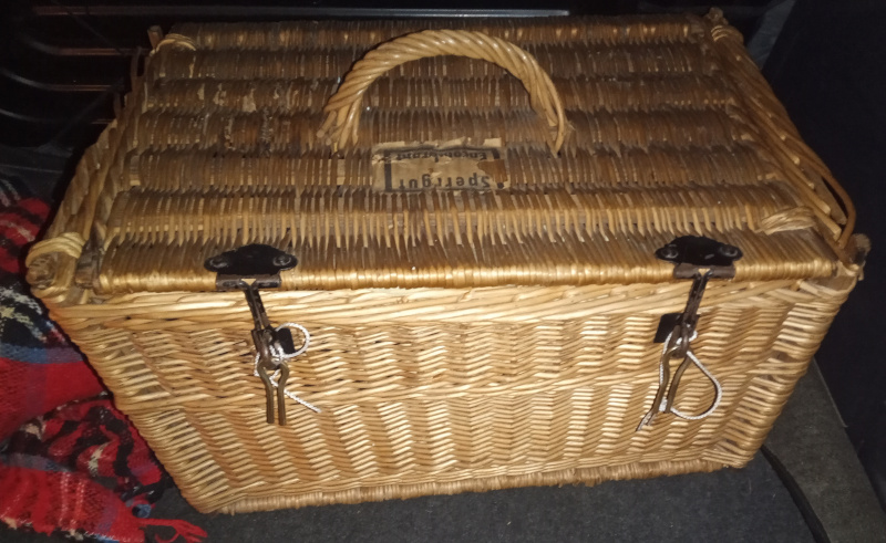 Basket with hatch keepers 2