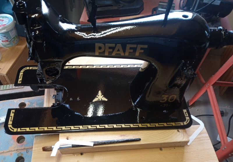 The Pfaff 30-31 sewing machine - Repainting and applying decals