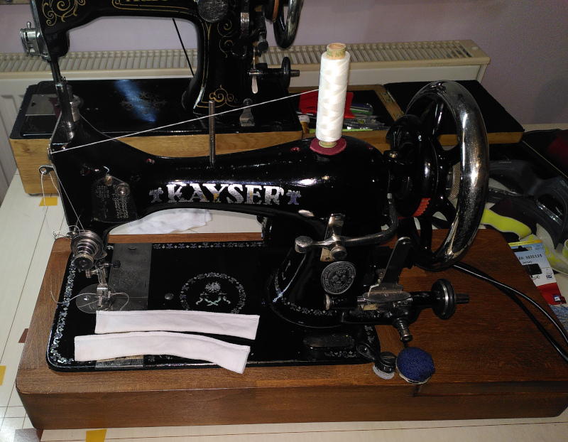 Sewing knit jersey material on a vintage straight stitch sewing machine - Some background info